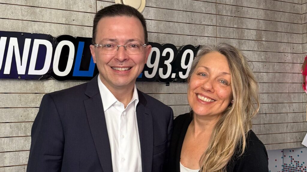 O mastologista Cícero Urban durante entrevista à Mundo Livre FM, ao lado de Silvia Sprenger.